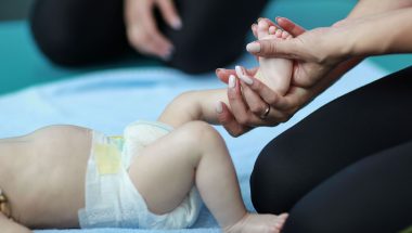 Kūdikių, vaikų ir nėščiųjų kineziterapija salėje